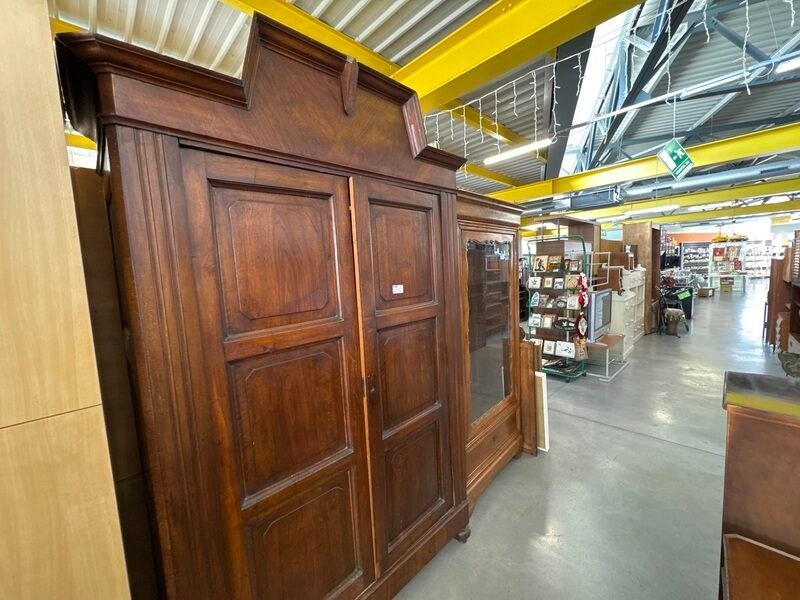 Armadio 2 Ante in Legno Scuro con Cappello Squadrato