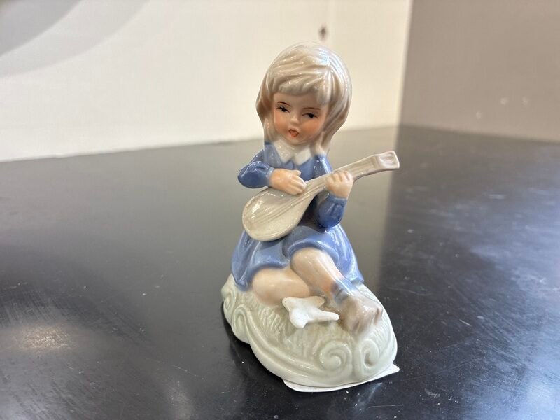 Bambina con Vestito Azzurro e Chitarra