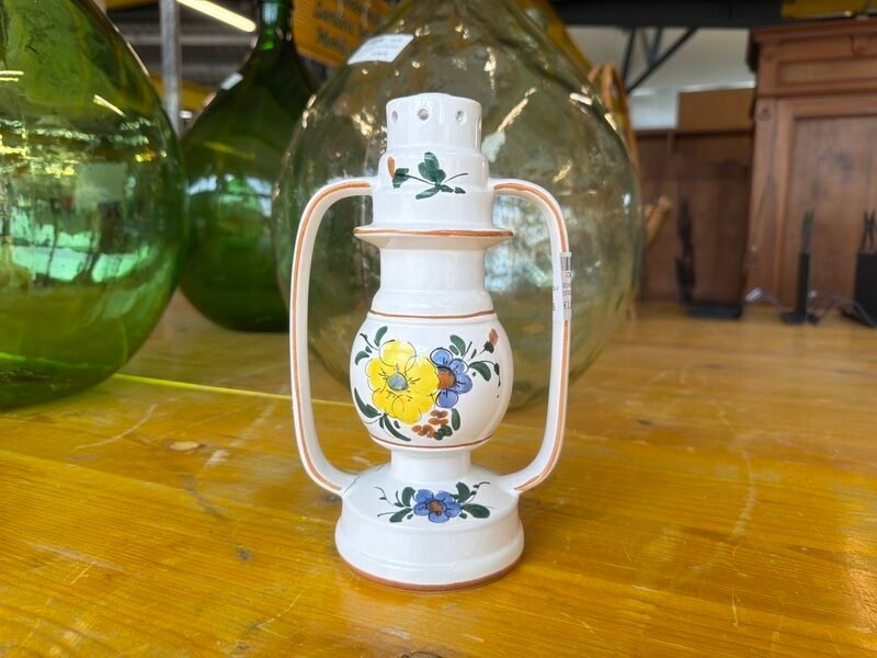 Base Lume Vintage in Ceramica Bianca con Fiori Rossi