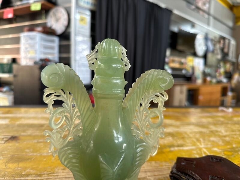 Bottiglia in Serpentino Verde con Base in Legno Scuro — foto 2