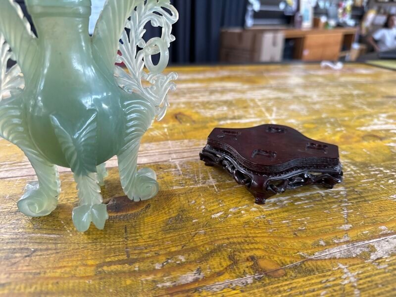 Bottiglia in Serpentino Verde con Base in Legno Scuro — foto 3
