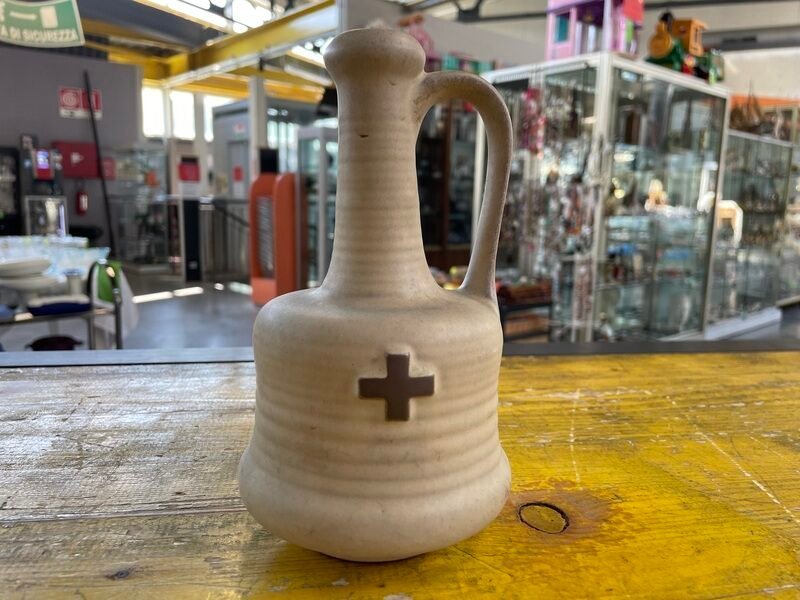 Bottiglietta con Manico in Ceramica Grigia con Croce
