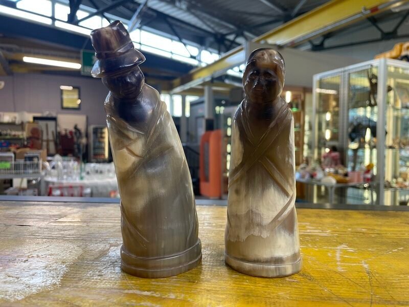 Coppia di Personaggi Intagliati in Corno