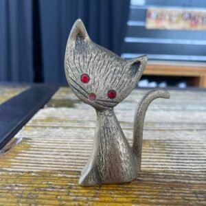Gatto in Ottone con Occhi e Naso Rossi
