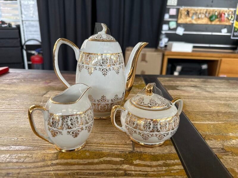 Harim Caffettiera con Lattiera e Zuccheriera Ceramica Bianca e Oro