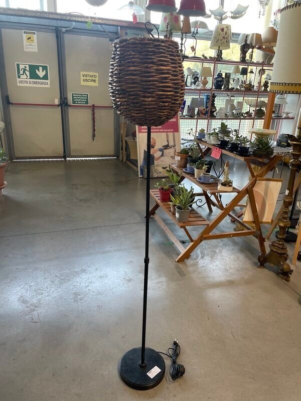 Lampada a Piantana con Base Nera e Paralume Cesto Vimini