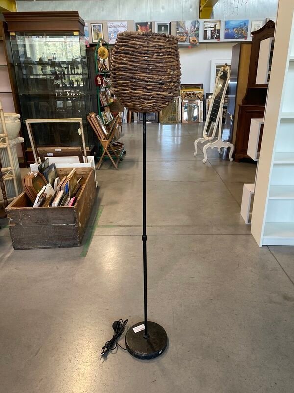 Lampada a Piantana con Base Nera e Paralume Cesto Vimini — foto 2