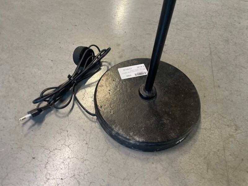 Lampada a Piantana con Base Nera e Paralume Cesto Vimini — foto 4