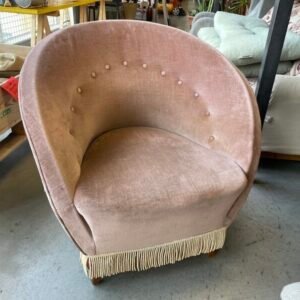 Poltroncina Vintage in Stoffa Lilla con Frange Beige