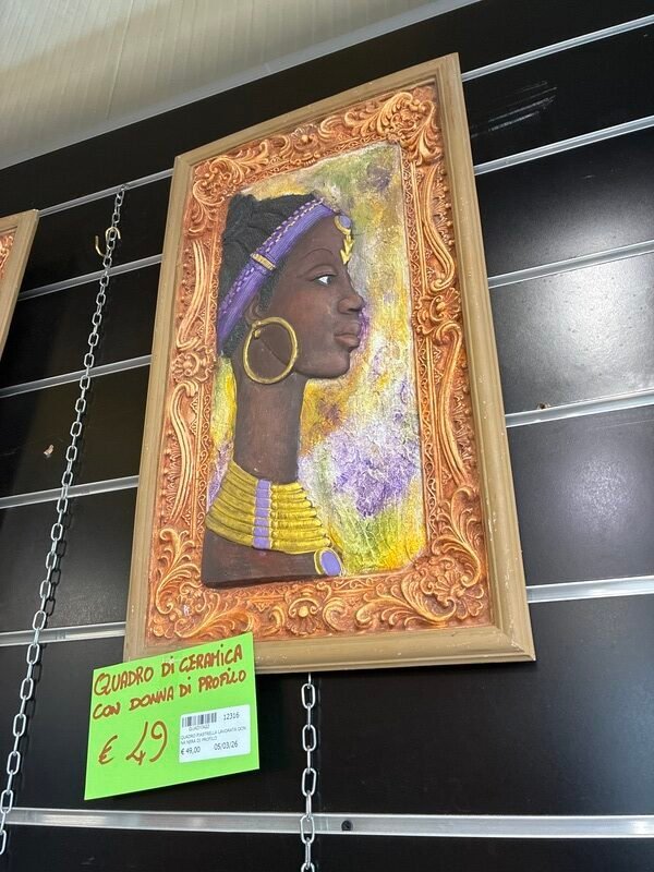 Quadro Piastrella Lavorata Donna Nera di Profilo — foto 2