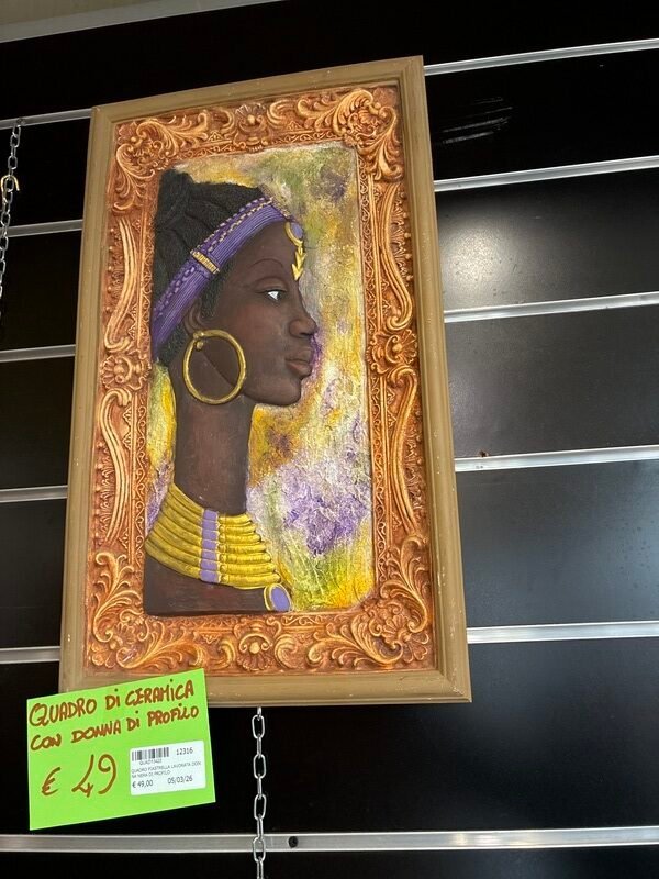 Quadro Piastrella Lavorata Donna Nera di Profilo — foto 3