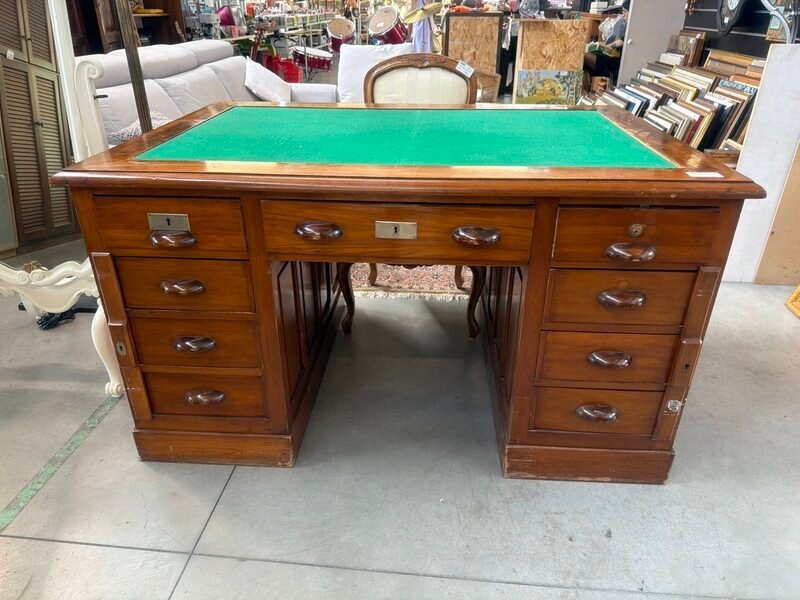 Scrivania Bifacciale in Legno con Piano Verde e Chiavi