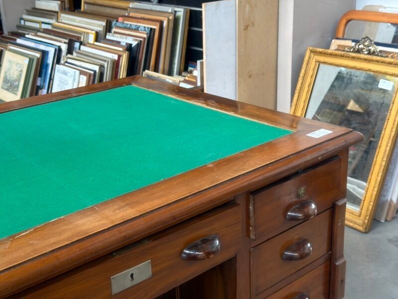 Scrivania Bifacciale in Legno con Piano Verde e Chiavi — foto 2