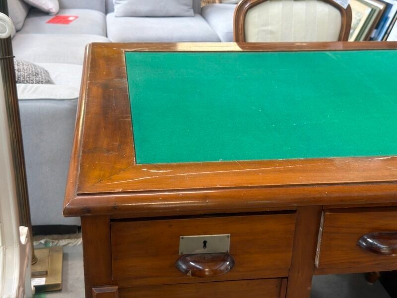 Scrivania Bifacciale in Legno con Piano Verde e Chiavi — foto 3
