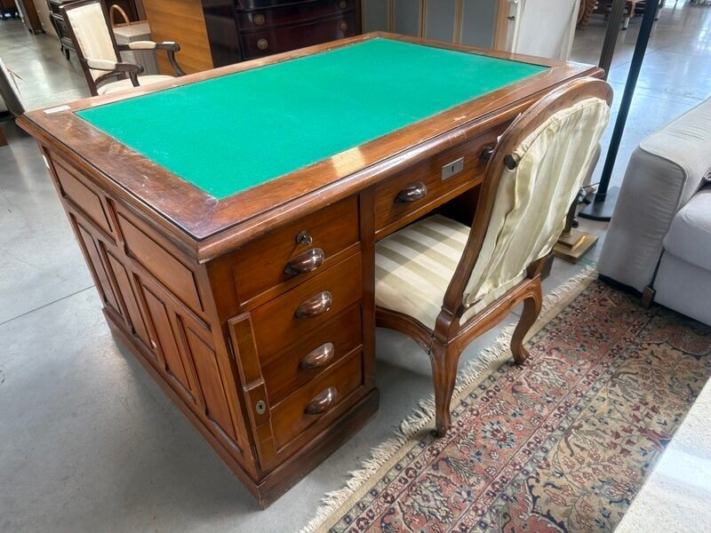 Scrivania Bifacciale in Legno con Piano Verde e Chiavi — foto 4