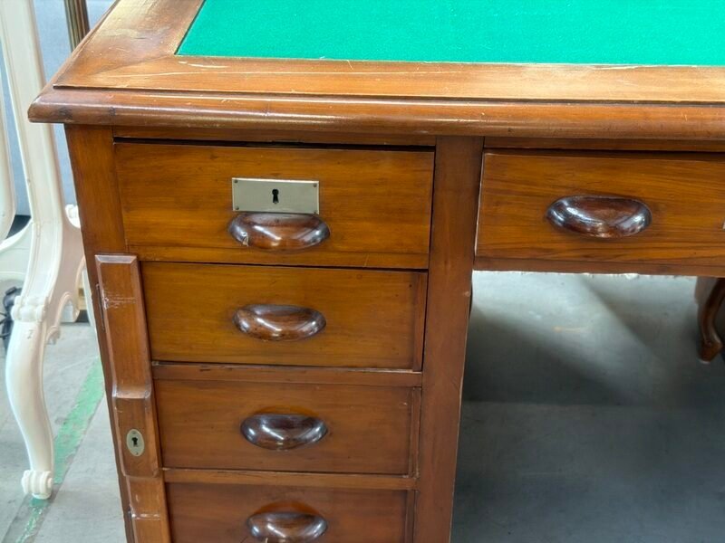 Scrivania Bifacciale in Legno con Piano Verde e Chiavi — foto 5