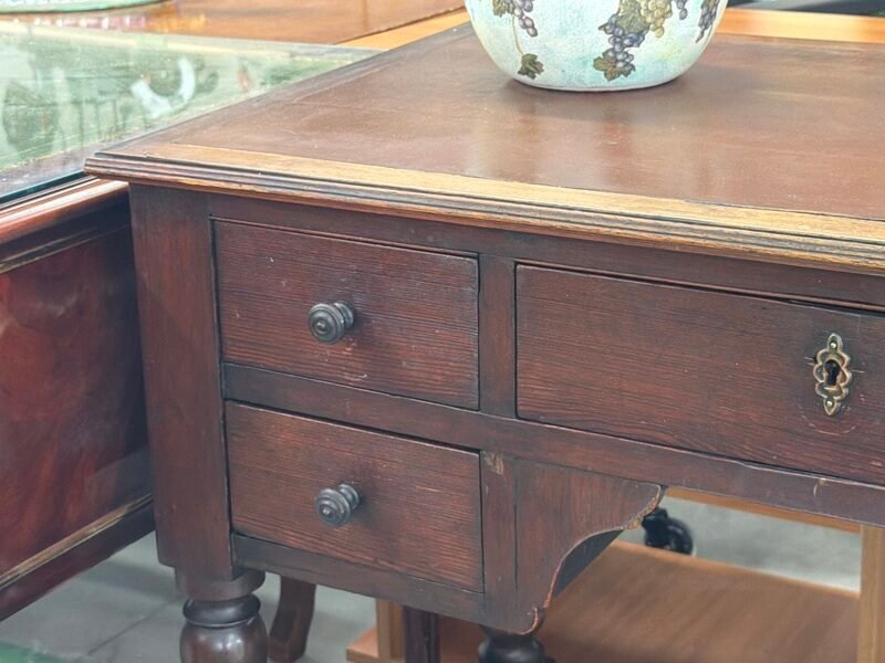 Scrivania Vintage 5 Cassetti in Legno Scuro con Chiavi — foto 2