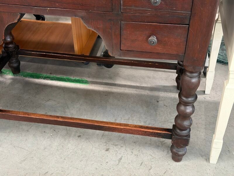 Scrivania Vintage 5 Cassetti in Legno Scuro con Chiavi — foto 3