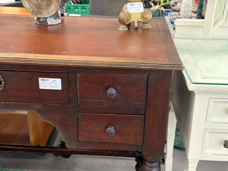 Scrivania Vintage 5 Cassetti in Legno Scuro con Chiavi — foto 4