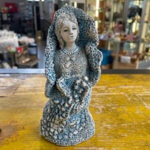 Scultura Donna in Ceramica Bianca/Azzurra Ruvida