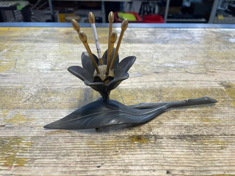 Scultura Fiore in Peltro con Pistilli Dorati