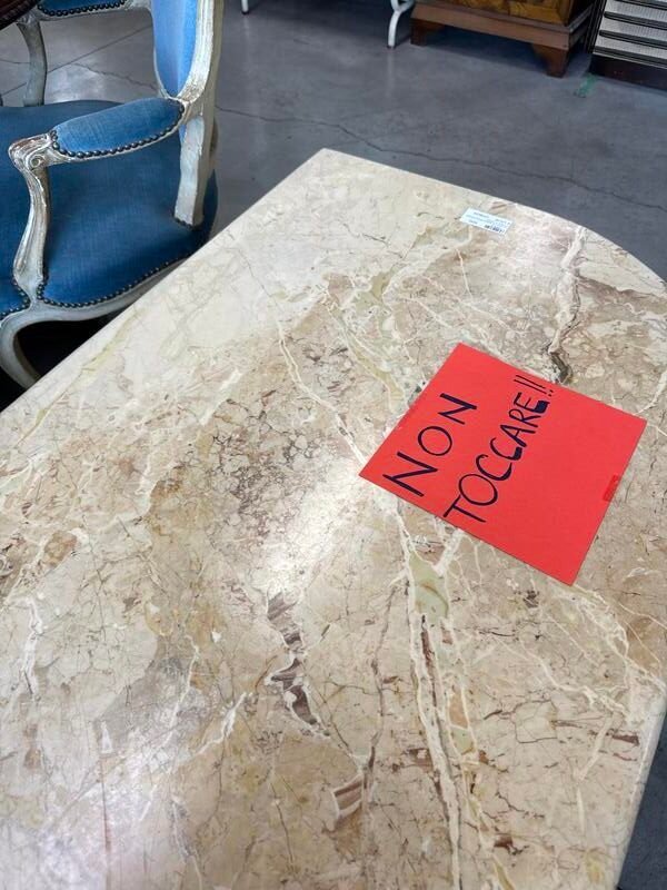 Tavolino in Marmo Beige Stondato con Piedi in Legno — foto 2