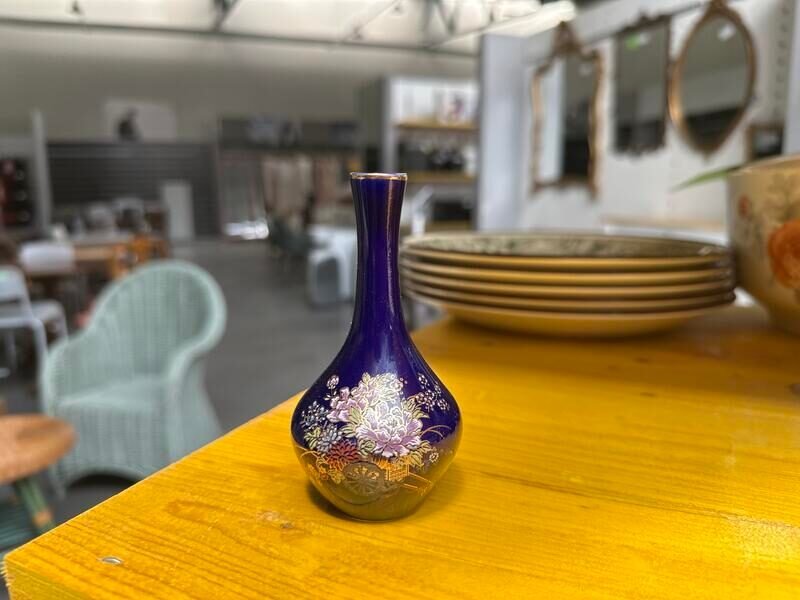Vasetto in Ceramica Blu con Fiori Viola e Oro