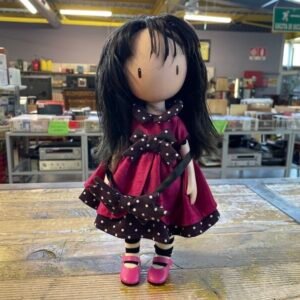 BAMBOLA DA COLLEZIONE VEST.FUCSIA/VIOLA "SANTORO" IN SCAT.