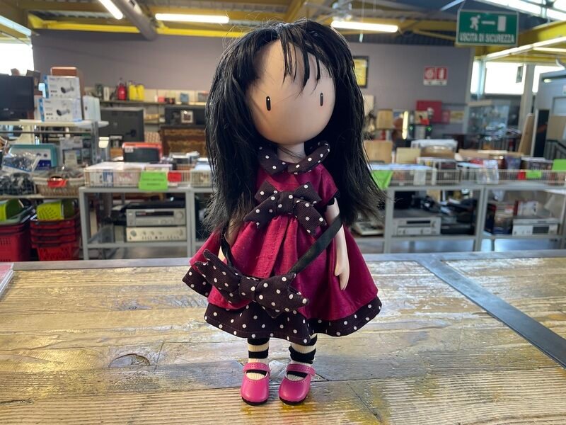 BAMBOLA DA COLLEZIONE VEST.FUCSIA/VIOLA "SANTORO" IN SCAT.
