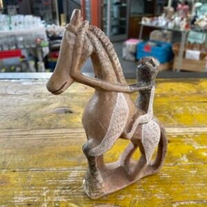 SCULTURA PIETRA MARRONE/BEIGE CAVALLO CON CAVALIERE