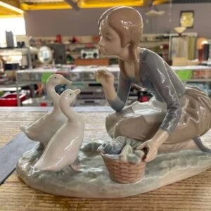 STATUA "LLADRO'" PORC.DONNA DA MANGIARE ANATRE