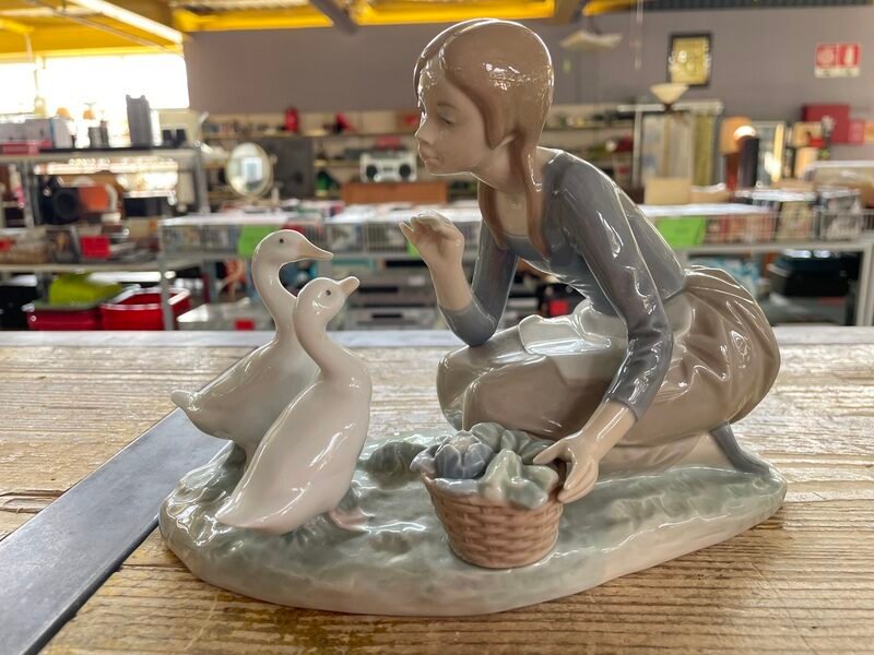 STATUA "LLADRO'" PORC.DONNA DA MANGIARE ANATRE
