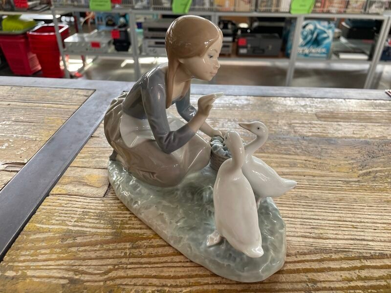 STATUA "LLADRO'" PORC.DONNA DA MANGIARE ANATRE - immagine 4