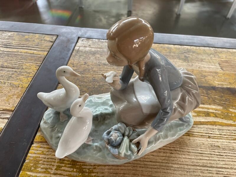 STATUA "LLADRO'" PORC.DONNA DA MANGIARE ANATRE - immagine 5