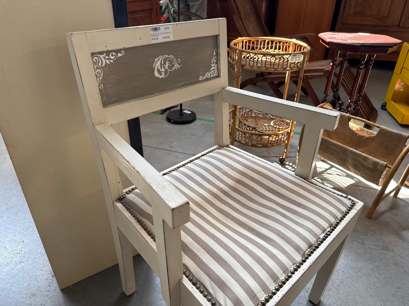 Poltroncina Bianca Cuscino Righe - immagine 2