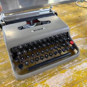 Macchina Scrivere Olivetti Lettera 22 Grigia con Scatola