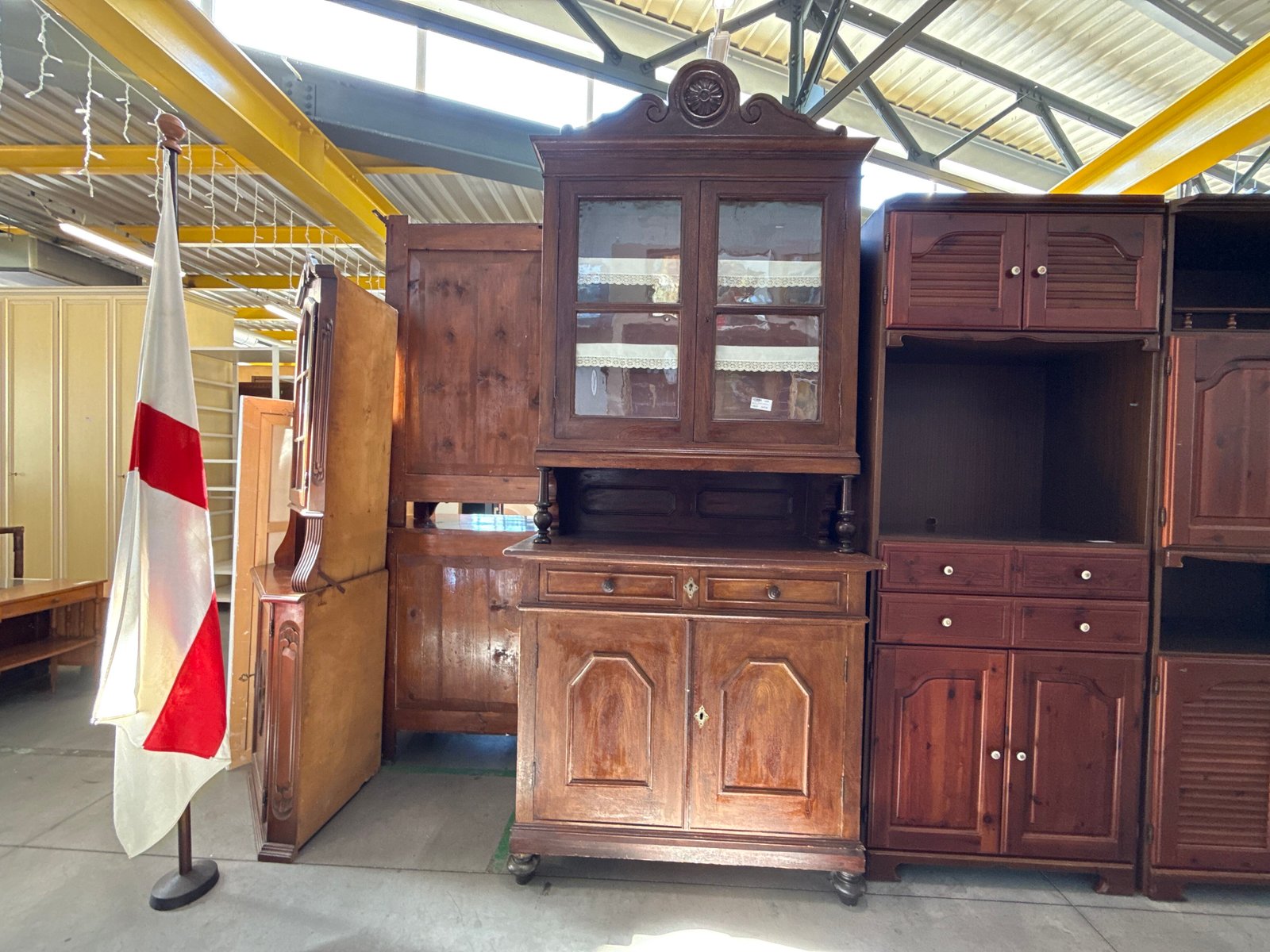 Credenza 4 Ante in Legno Scuro con 2 Vetro