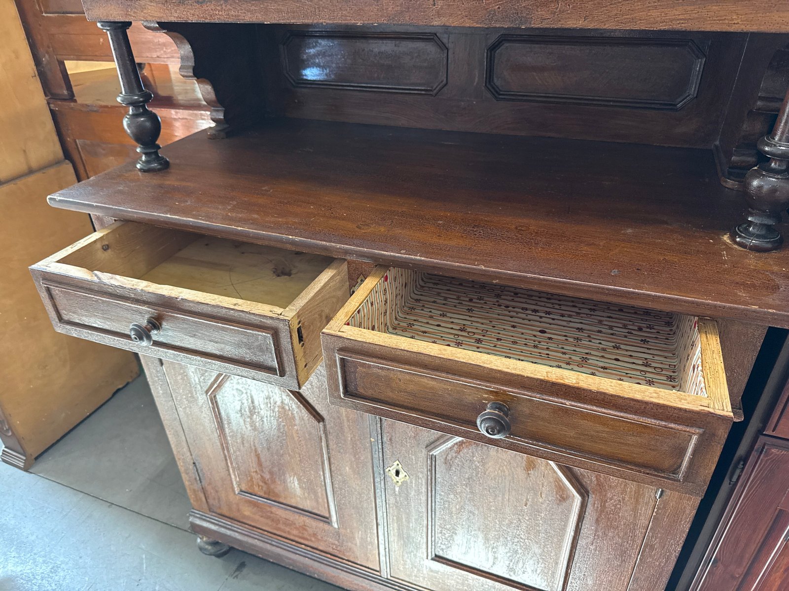 Credenza 4 Ante in Legno Scuro con 2 Vetro - immagine 2