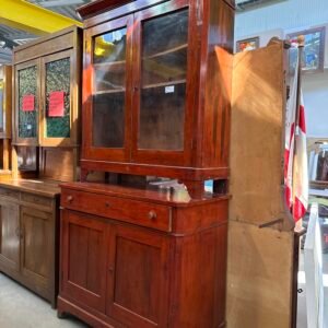 Vecchia Credenza in Legno Rossiccio