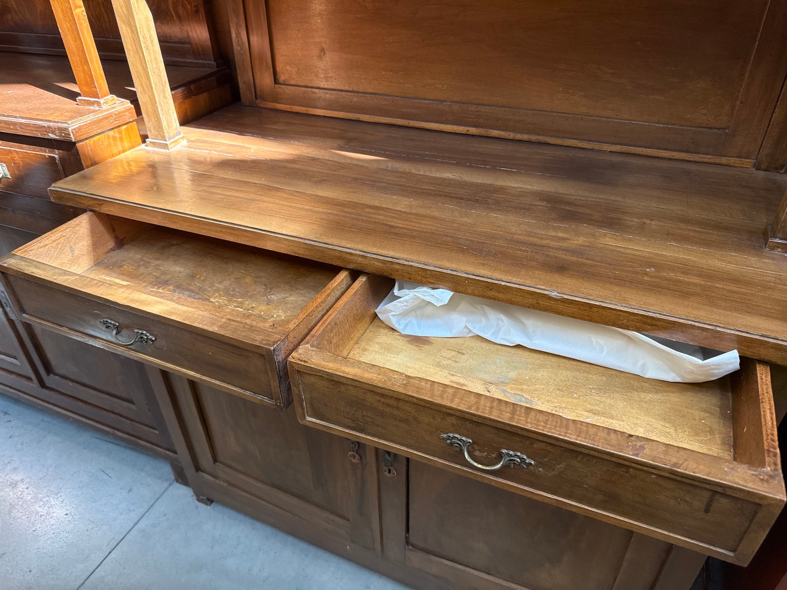 Credenza Vintage Legno Vetri Verdi - immagine 3