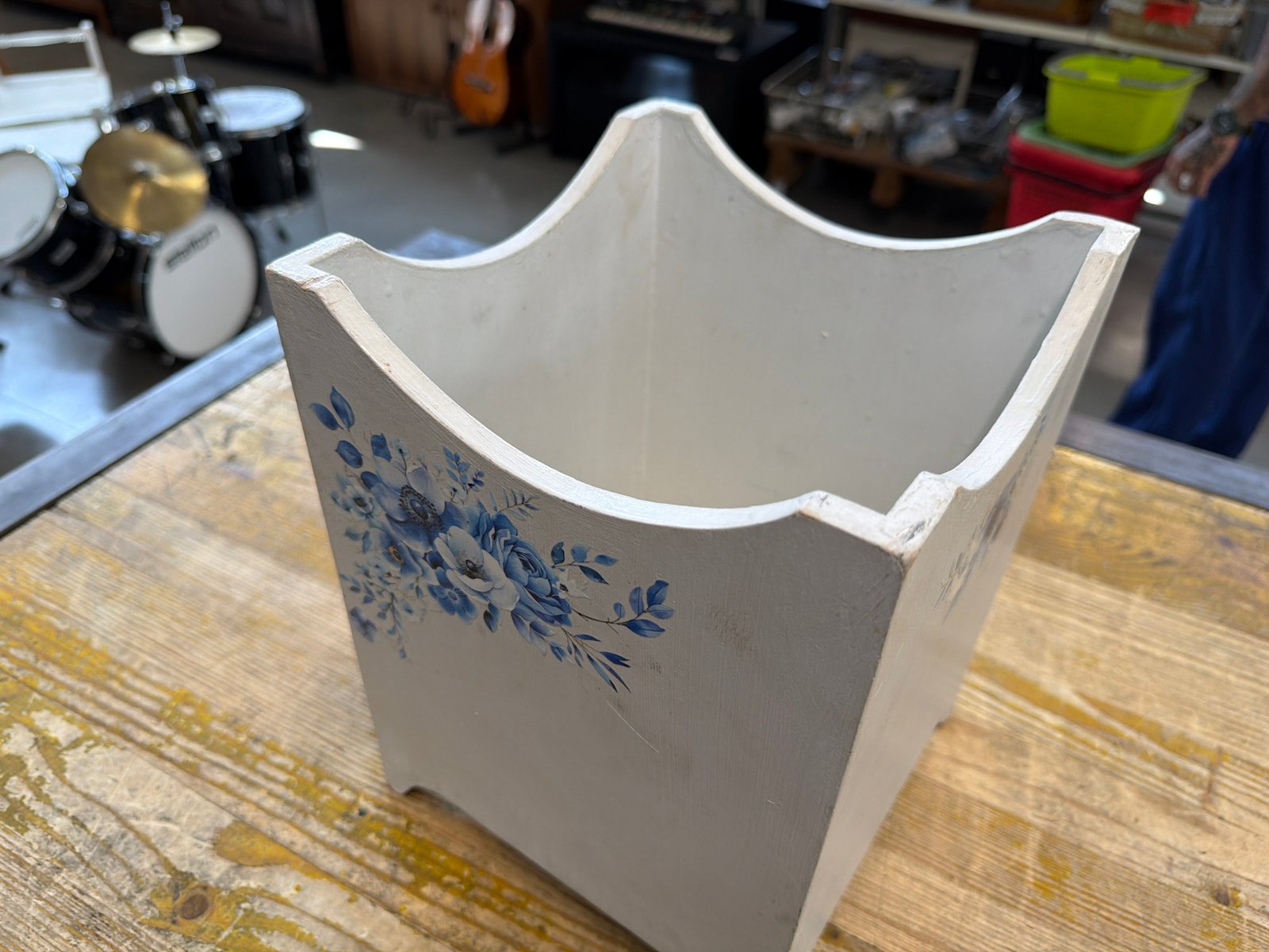 Portavaso in Legno Bianco con Fiori Blu - immagine 2