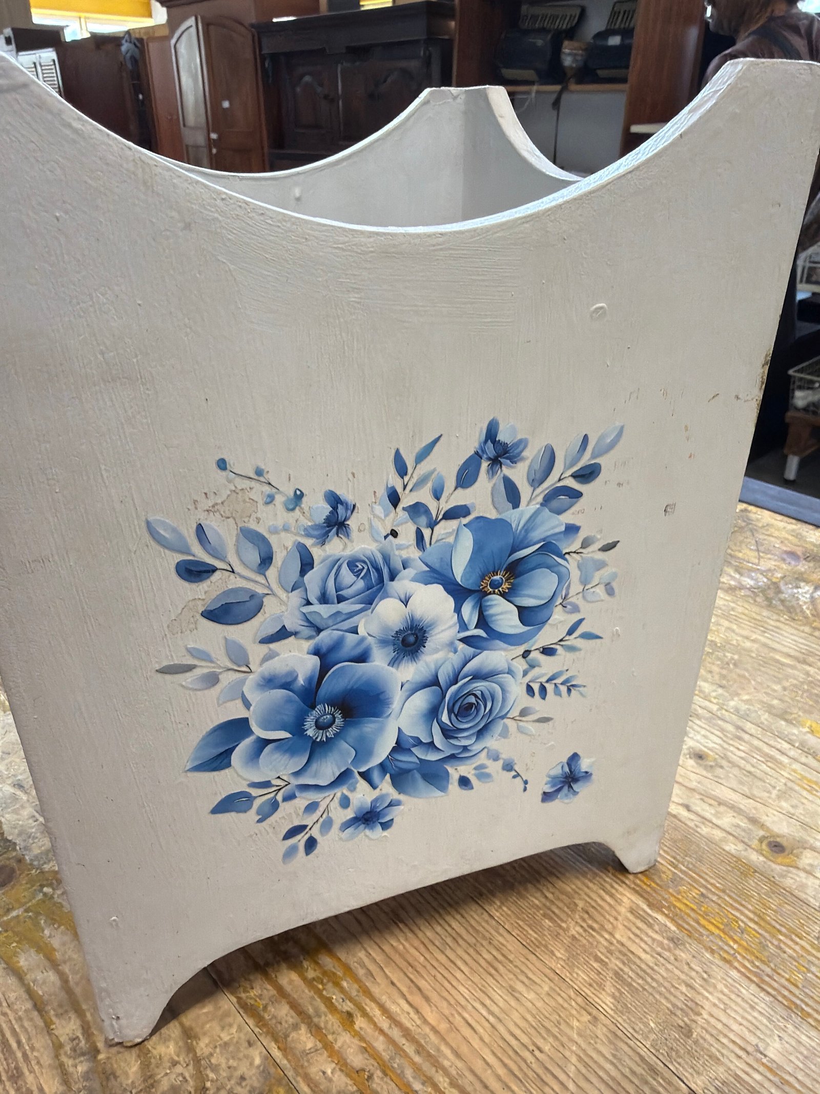 Portavaso in Legno Bianco con Fiori Blu - immagine 3