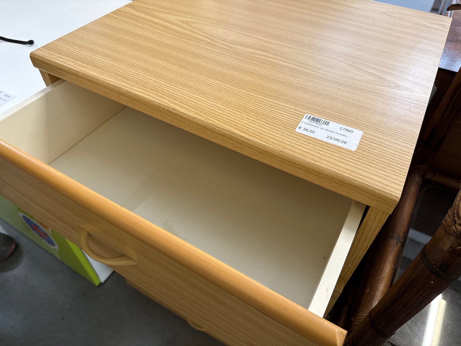 Coppia Comodini in Legno Chiaro - immagine 2