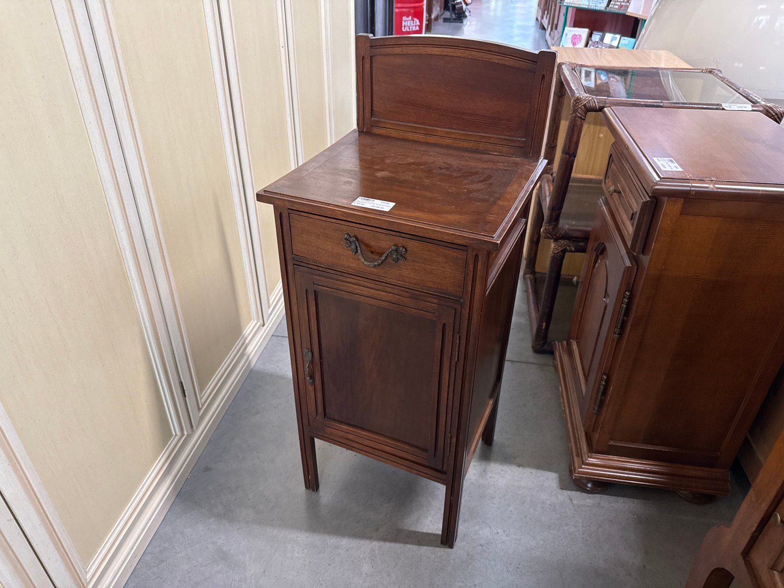 Comodino Legno Scuro Con Alzatina