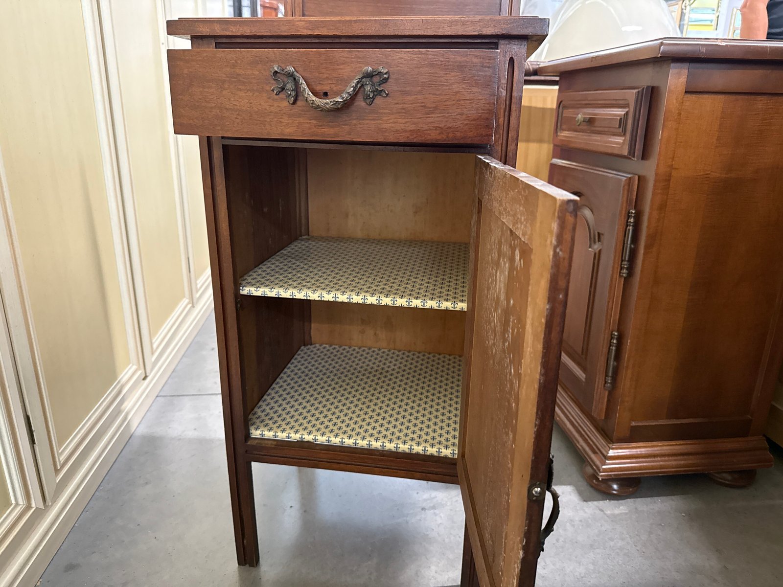 Comodino Legno Scuro Con Alzatina - immagine 3