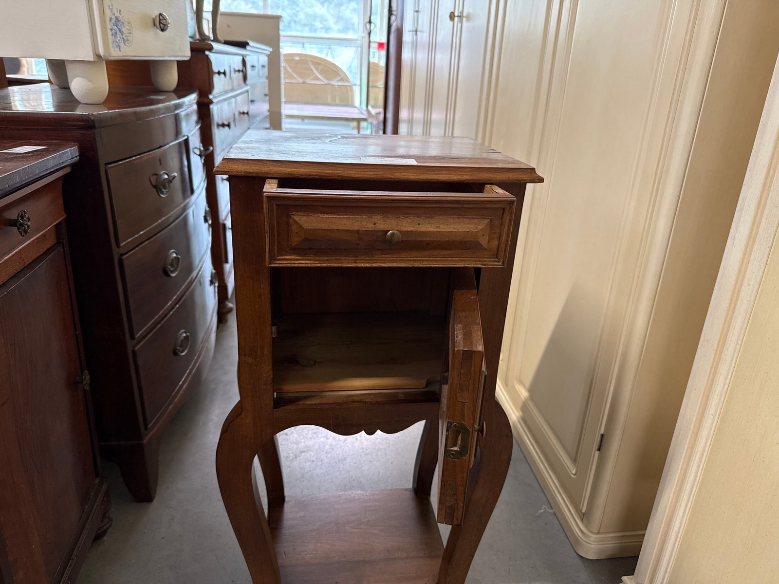 Comodino Legno Scuro Sagomato - immagine 2
