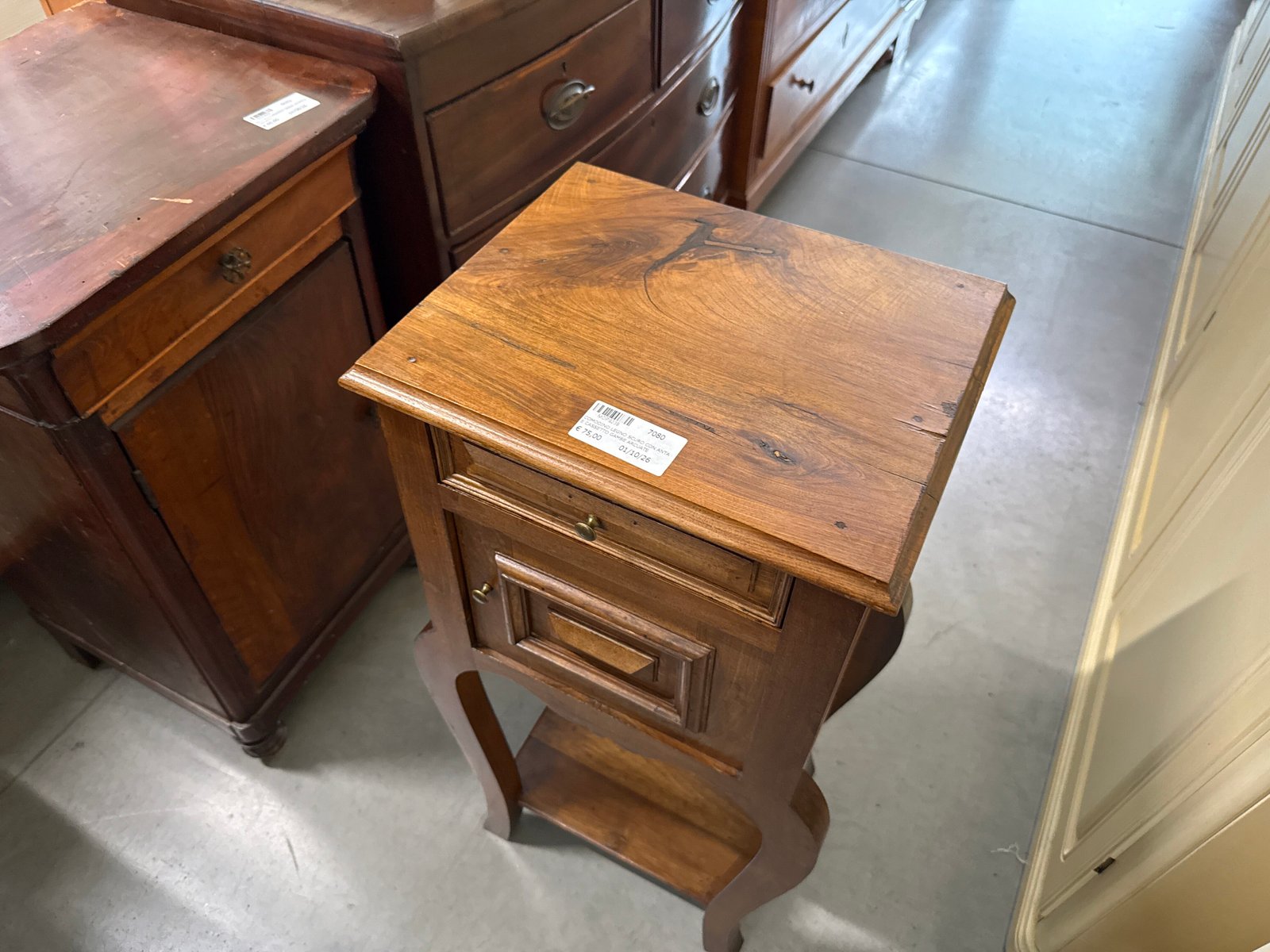 Comodino Legno Scuro Sagomato - immagine 3