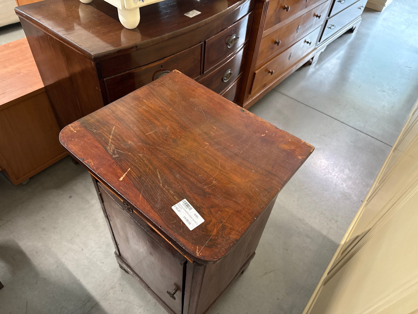 Comodino Vecchio Legno Stondato - immagine 3