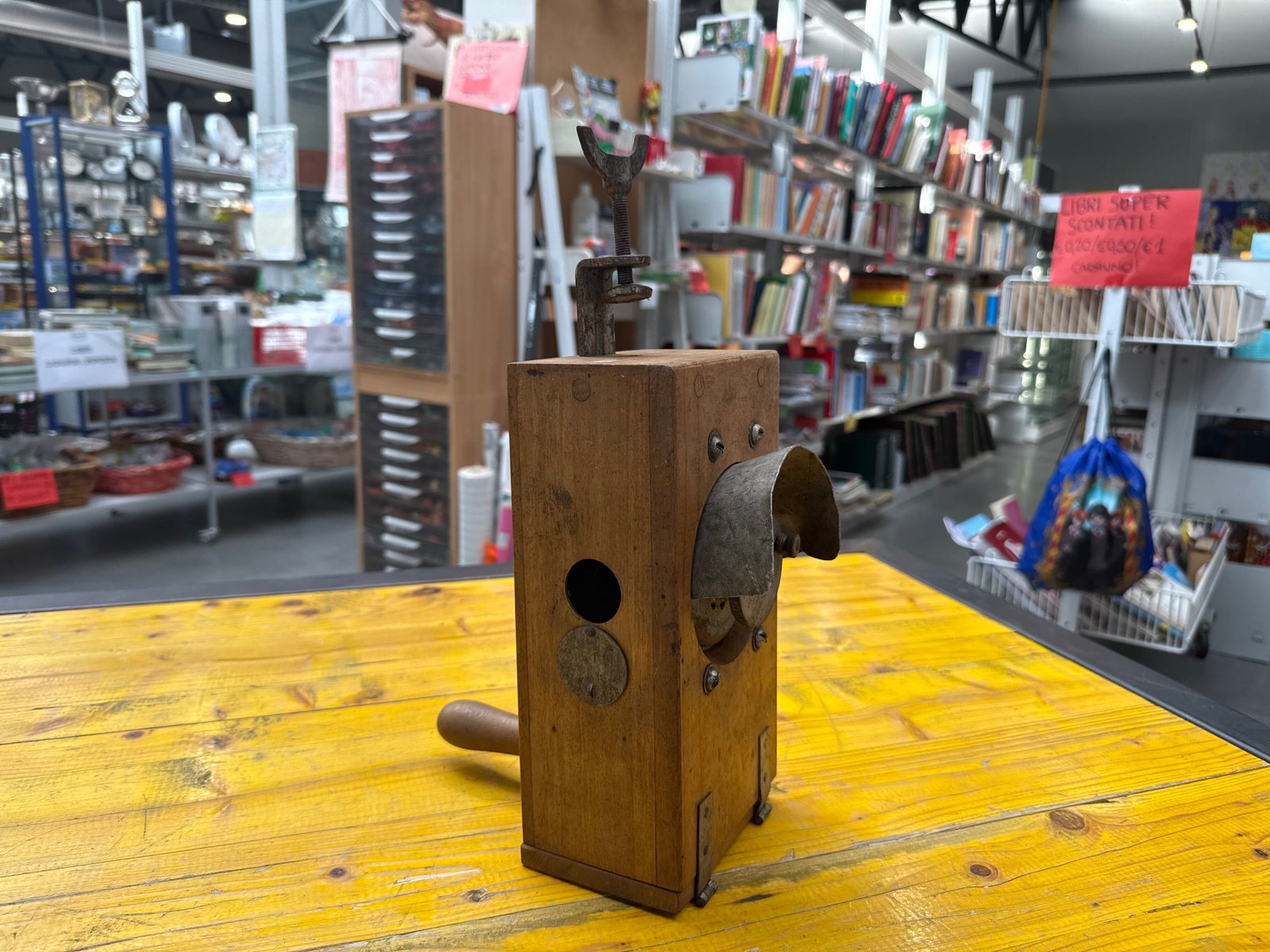 Vecchio Macina Grano in Legno Chiaro - immagine 2